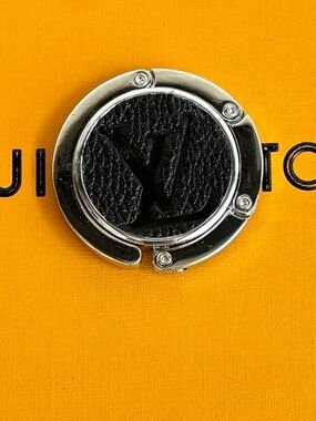 Glossy Handbag Bag Purse
Hanger Hook Holder, Silver Tone LV